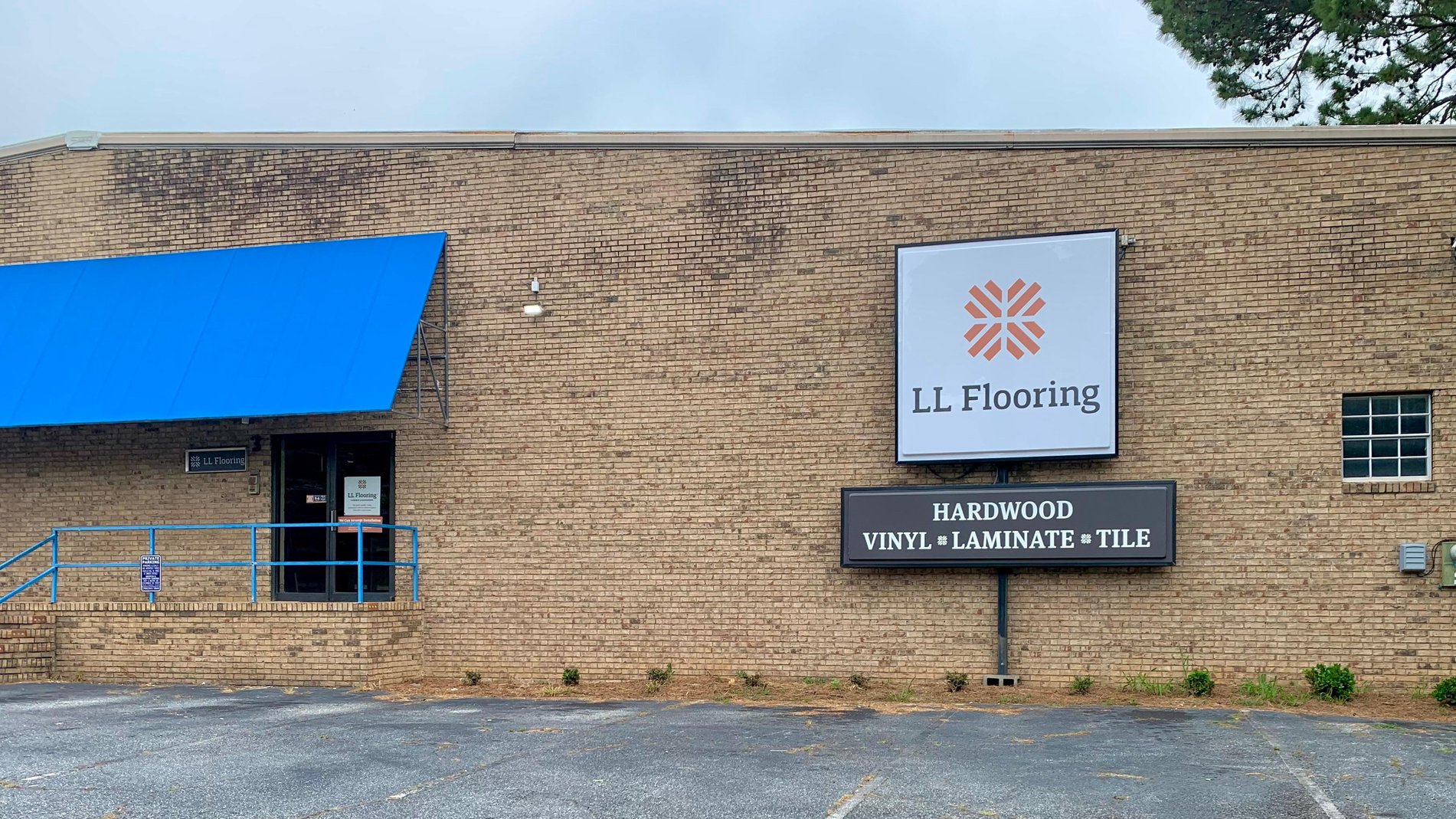LL Flooring #1158 Columbus | 4211 Milgen Road | Storefront