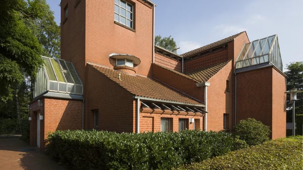 Ein modernes Kirchengebäude aus Backstein.