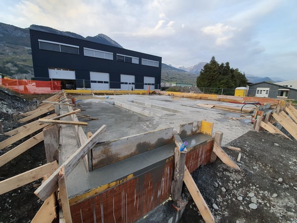 Bienvenu chez BATPRO, découvrez comment nous travaillons en nous suivant étape par étape dans ce projet [ la fondation d'une halle ] - Valais CH