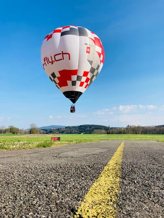 Ein Ballon kann auch auf dem Flugplatz Starten