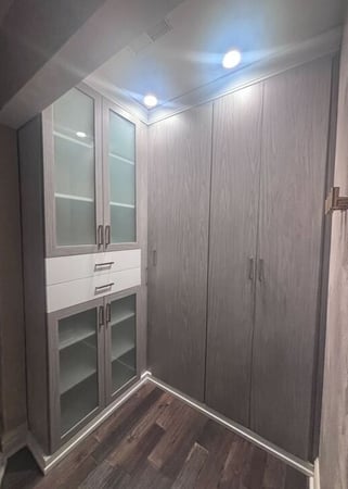 Virginia Beach – Custom wardrobe – Built-in wardrobe with glass doors, drawers, and integrated lighting