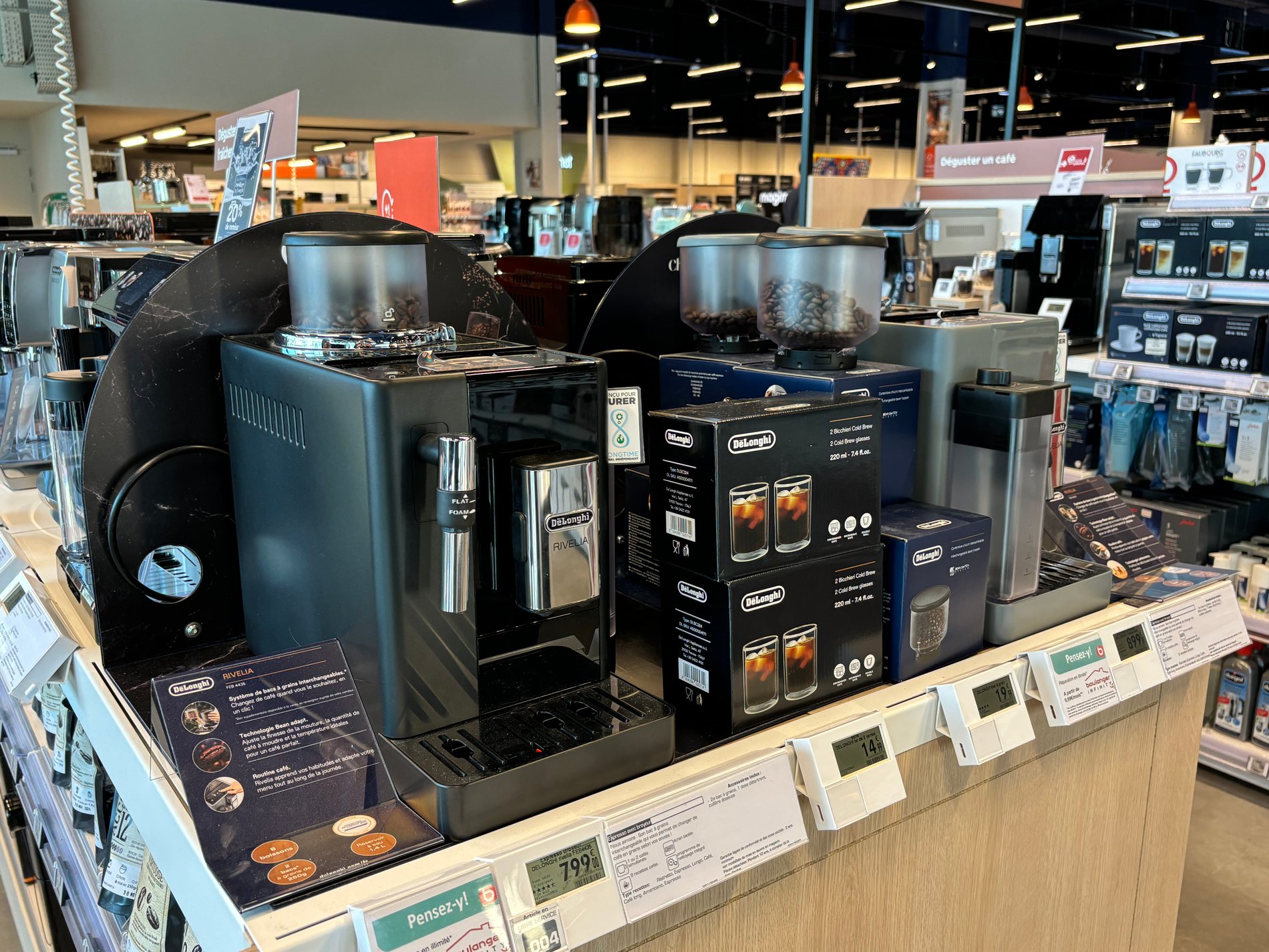 Expresso Broyeur Delonghi rivelia latte noire et grise FEB4455.BG Boulanger Limonest avec des verres delonghi