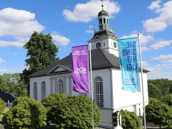 Die im spätklassizistischen Baustil errichtete Kirche wurde in der Zeit von 1819 bis 1822 erbaut, nachdem im Jahr 1813 die vorherige Kirche durch einen Blitzschlag abgebrannt ist. Sehenswert ist sie durch die schlichte Gestaltung im Innenraum, der dreiseitigen Empore mit Randstützen und einer Kanzel an der Turmwand. Auch interessant ist der Taufstein, der noch aus der alten Kirche stammt und heute wieder als Taufbecken benutzt wird.