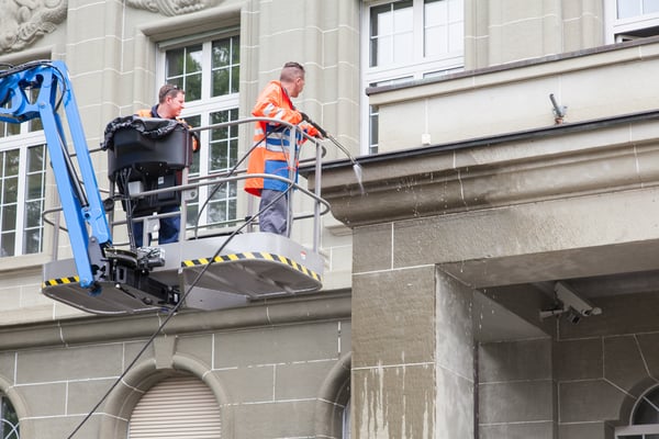 Fassadenreinigung und Graffitischutz auf Sandsteinflächen