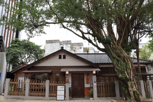 旧職員宿舎(2館)。建物細部の装飾も必見