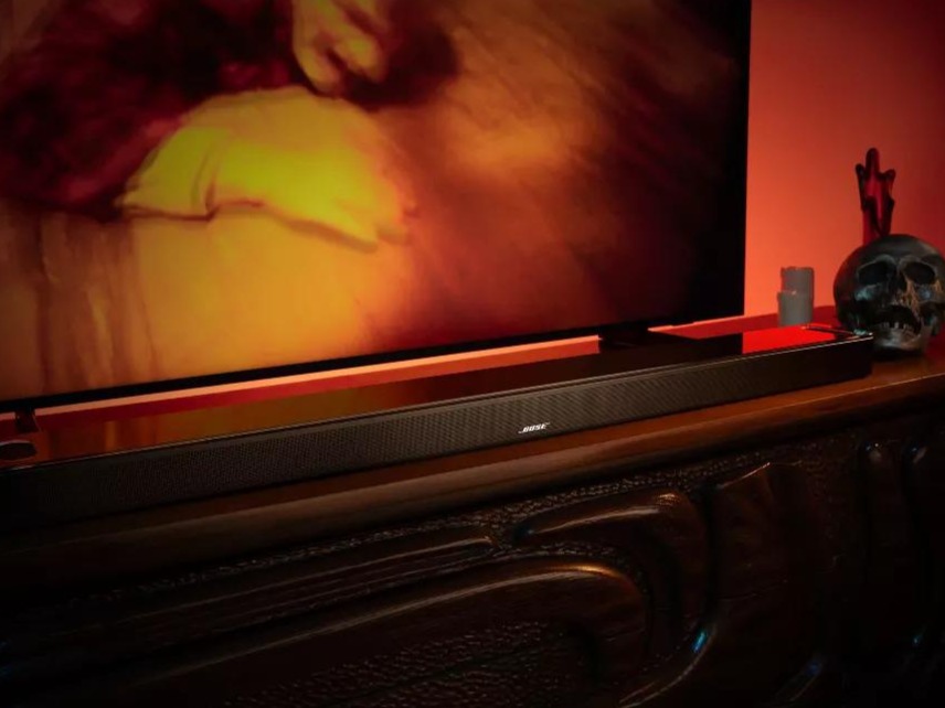 TV avec une Barre de son Bose Soundbar Ultra Noire sur un meuble en bois