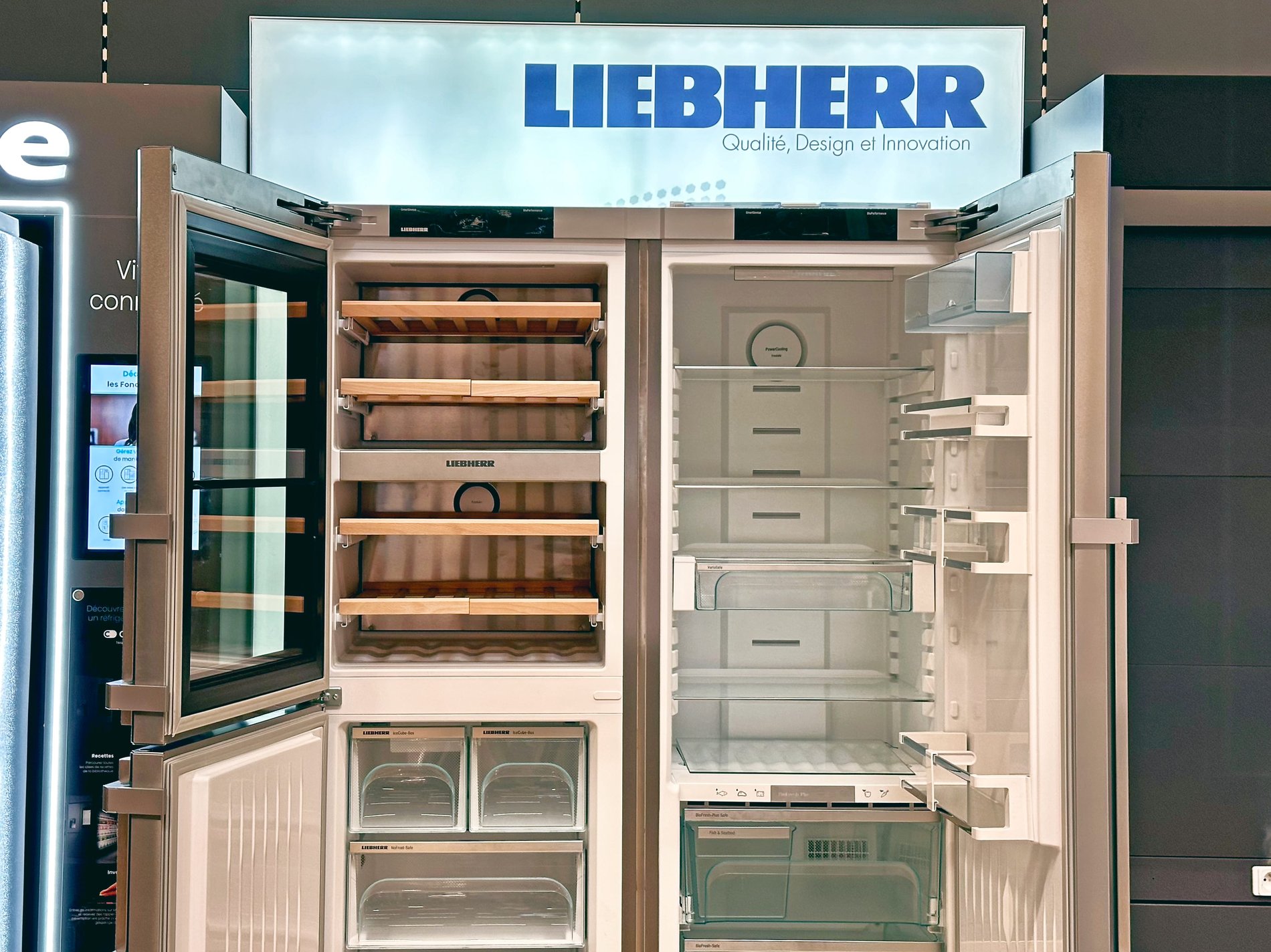 Intérieur du réfrigérateur multi portes Liebherr chez Boulanger Toulon - La Garde