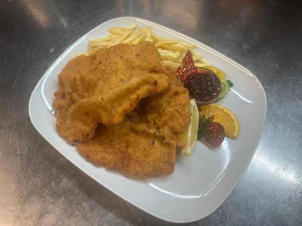 Kalbs Wienerschnitzel mit Pommes Frites und Preiselbeeren