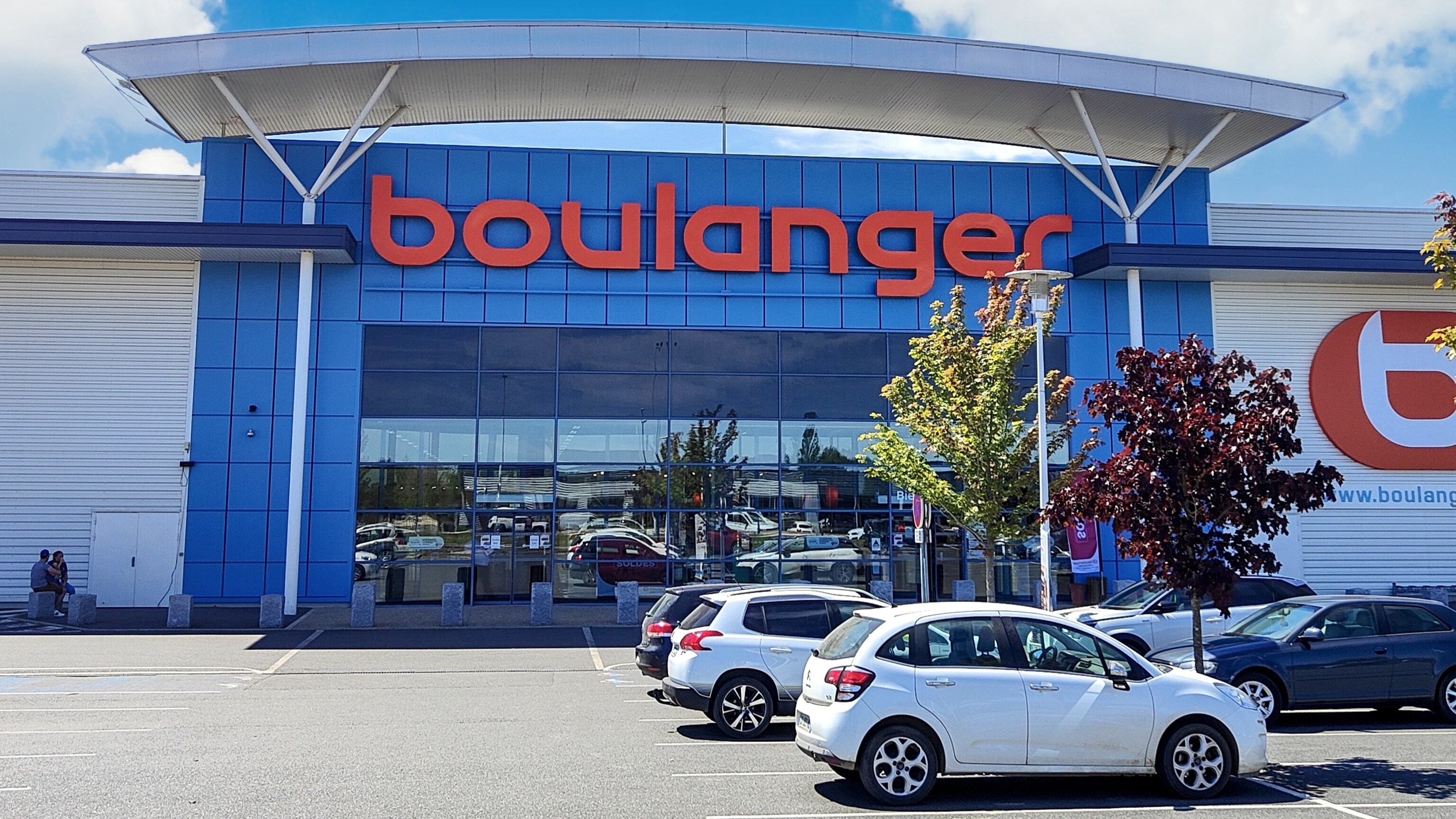 Facade Commerce Boulanger Bourges Saint Doulchard
