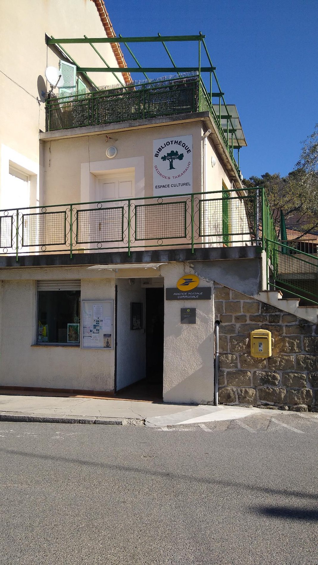 63 Rue Des Cloys Point Relais