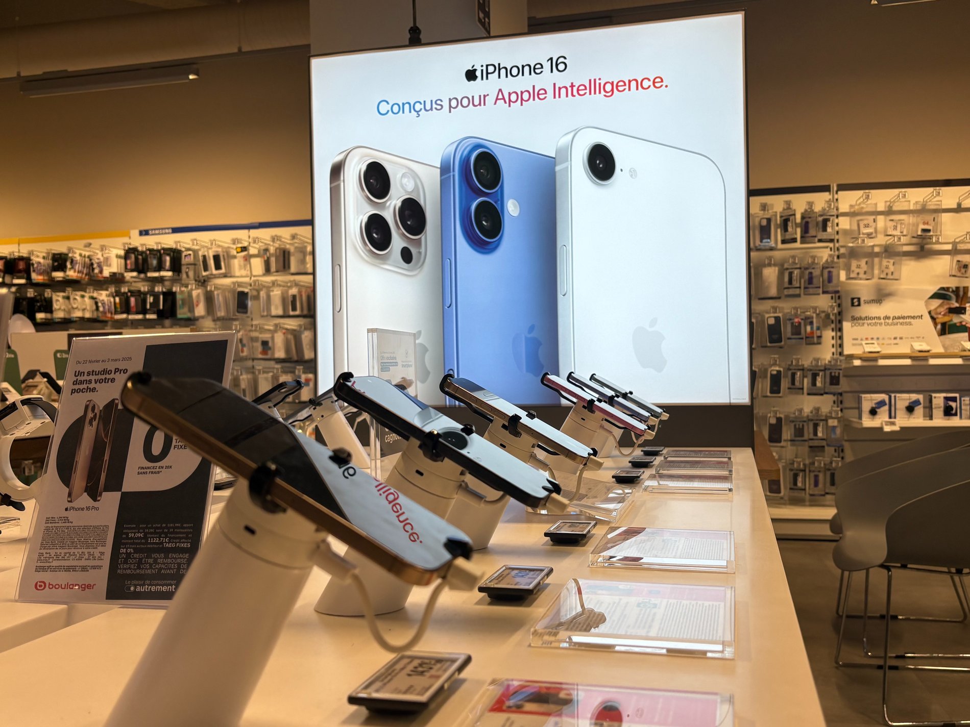Présentation Apple téléphone et montres du magasin Boulanger Marseille Saint-ferréol