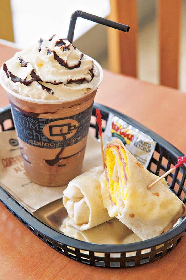ラップサンド（スモークドベーコン＆エッグ）＄8.95、スペシャリティ フラッペラテ（グランデ）＄6.20