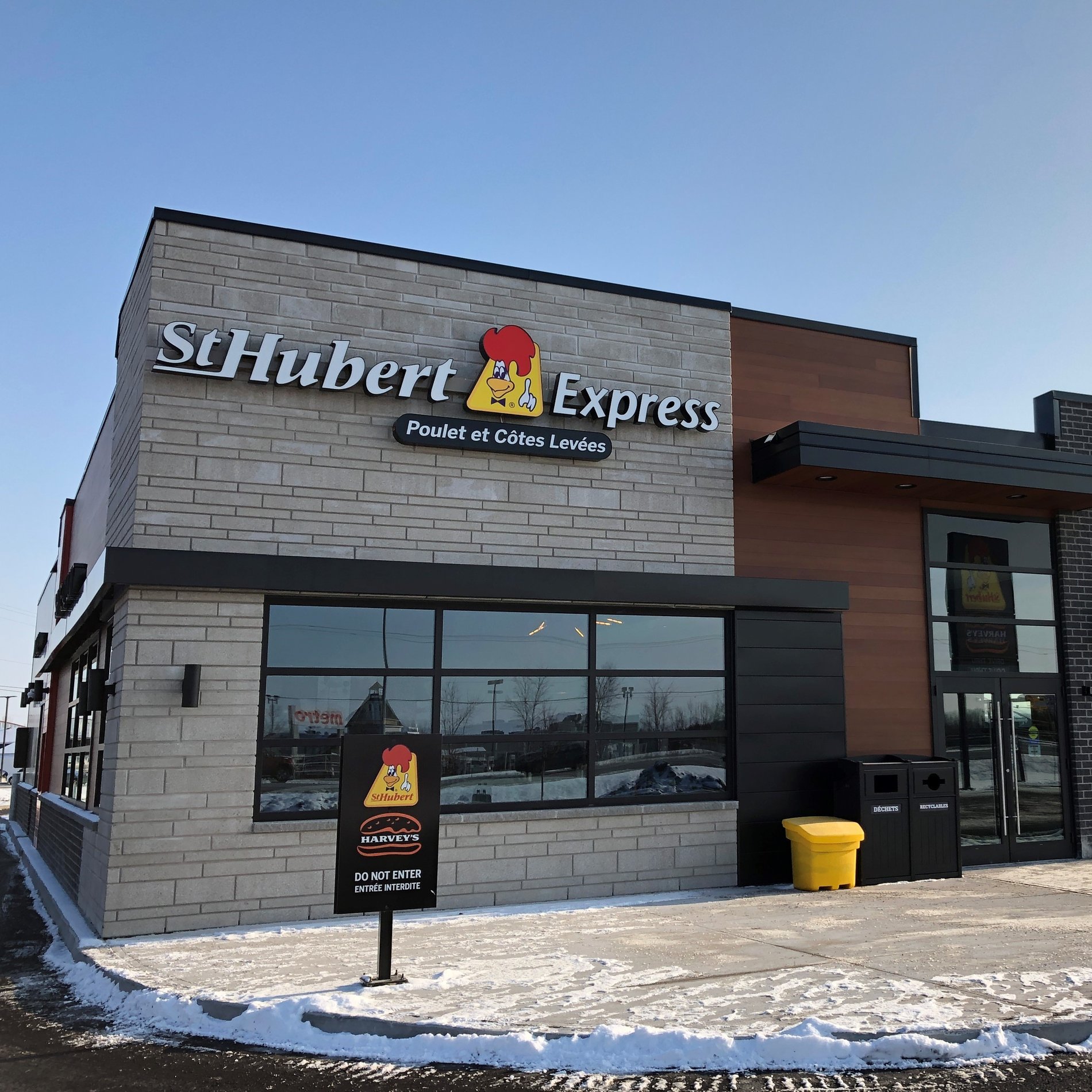 Sauce Poutine - Restaurant St Hubert Québec Célèbre - Kanata