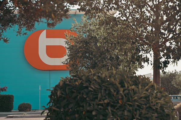 MAGASIN BOULANGER TOULON - LA GARDE AVEC LOGO ENTRE LES ARBRES