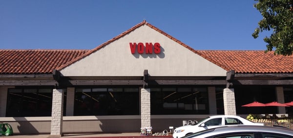 Vons Store Front Picture at 2725 Agoura Rd in Thousand Oaks CA