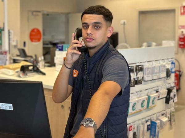 yanis conseiller services au magasin boulanger chatearoux