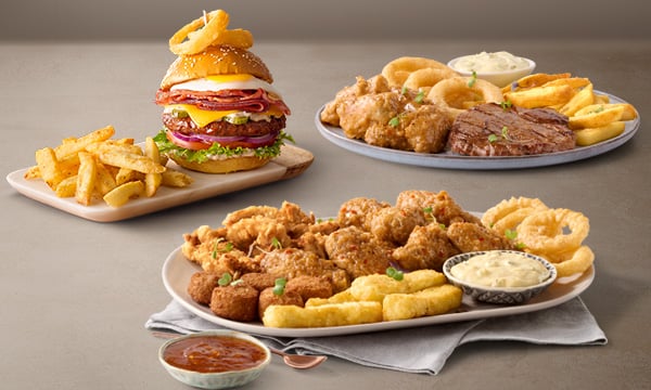 Takeaway lunch meals from Mugg & Bean On-The-Move Kenilworth Centre including a Creamy Jalapeño Gourmet Burger, Strawberry, Hibiscus & Ginger Slush, Egg Mayo & Chives Fresh Sandwich, and a Chicken Mayo Toasted Sandwich.