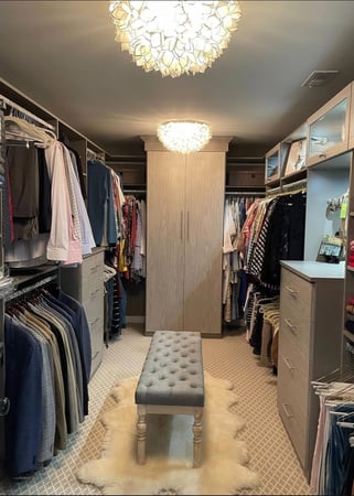 Richmond - Custom closets - Beautiful walk-in closet with a bench in the center