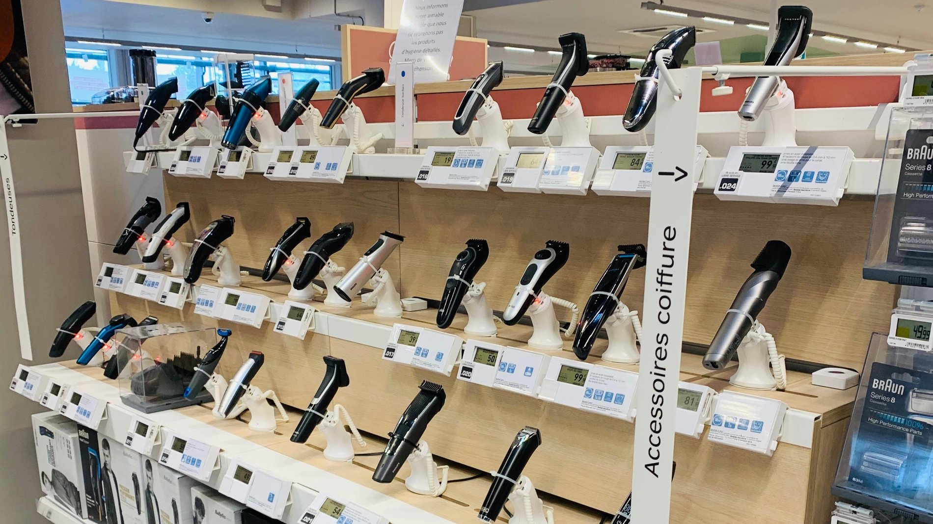 Découvrez toute notre gamme de tondeuses électriques adaptée à chaque besoin. La tondeuse cheveux vous permettra de rafraîchir votre style, quand la tondeuse barbe vous permettra d'avoir un style de 