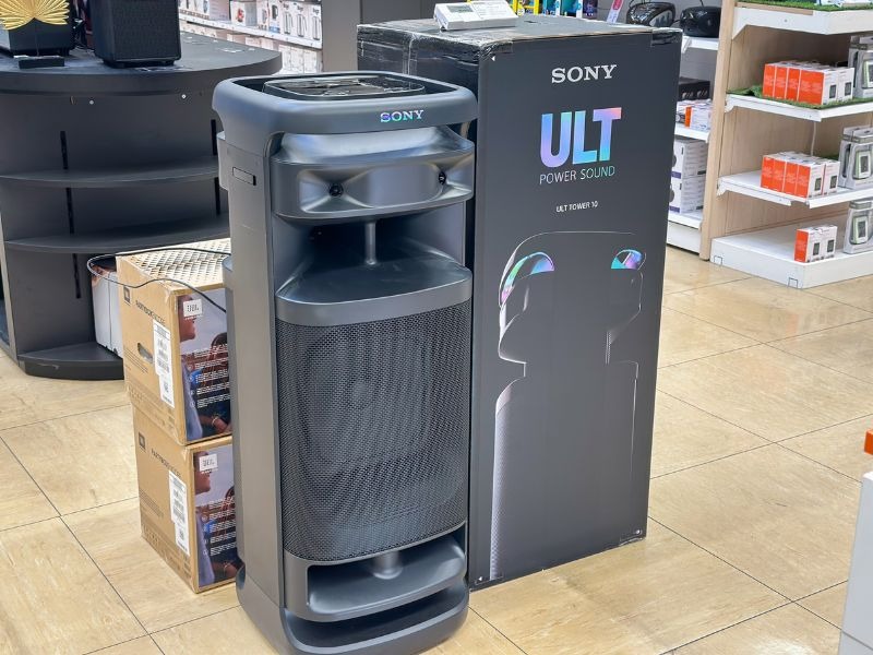 Envie d'animer vos fêtes avec un son puissant et de qualité ? Retrouvez l'enceinte sono SONY ULT TOWER 10 Noir. Elle est idéale si vous faîte de la musique ou du chant car elle a un micro sans fil inclus, une prise guitare et un son digne d'une salle de concert, chez vous.