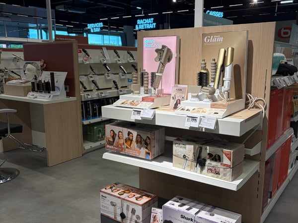 Vue du rayon beauté avec les produits disposés en magasin.