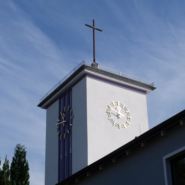 Die Kirche wurde in Eigenarbeit der Dorfbevölkerung in der Nachkriegszeit gebaut. In den neunziger Jahren wurde der liturgische Raum von Architektin Gesine Stöcker maßgeblich geprägt. Viele Bronzeelemente bilden die Verbindung zur Bodenständigkeit der Steinbacher Gemeinde ab.
