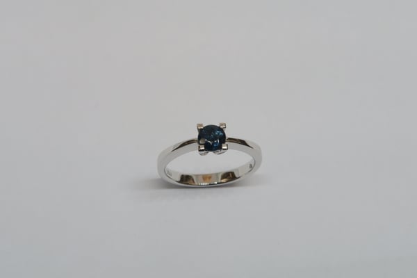 Bague *ciel étoilé* or gris et tourmaline bleue