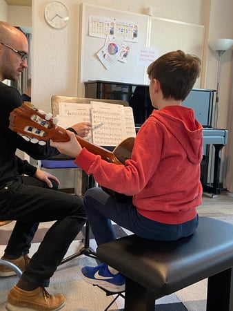 Cours de guitare pour les enfants à l'école de Musique ArtsCademia de Lutry