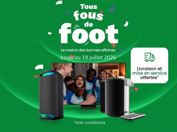 Visuel publicitaire vert pour l’opération « Tous fous de foot » mettant en avant des offres promotionnelles autour du football. Le message « Le match des bonnes affaires » apparaît au centre avec la date « Jusqu’au 19 juillet 2026 ». Une télévision affichant des supporters de football est entourée d’une enceinte et d’une machine à café. Un encart sur la droite indique « Livraison et mise en service offertes ».