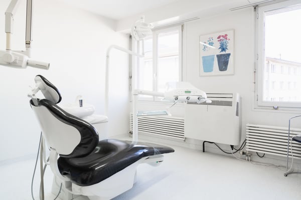Une salle de soins de la clinique dentaire Ardentis Sion Duroux, équipée d'un matériel moderne pour assurer des traitements dentaires de qualité dans un cadre confortable.