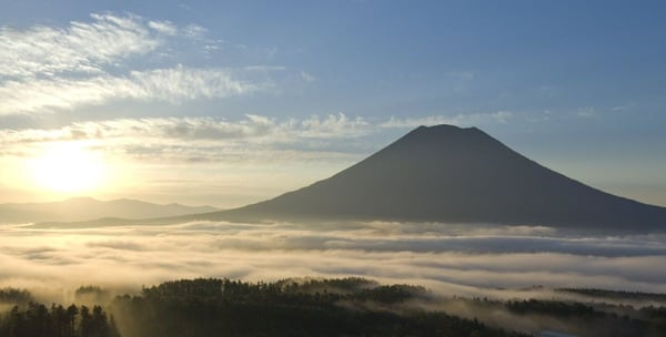 早朝の感動的な雲海を客室から堪能