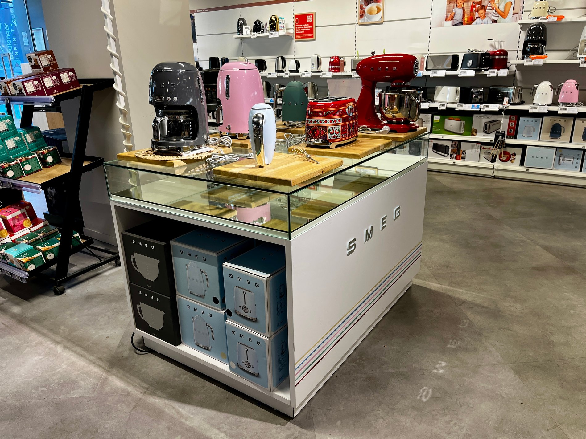 Corner Smeg au sein du magasin Boulanger Aix-en-Provence proche de pertuis, Salon de provence, Puyricard, Aix les milles, Venelles et Eguilles.