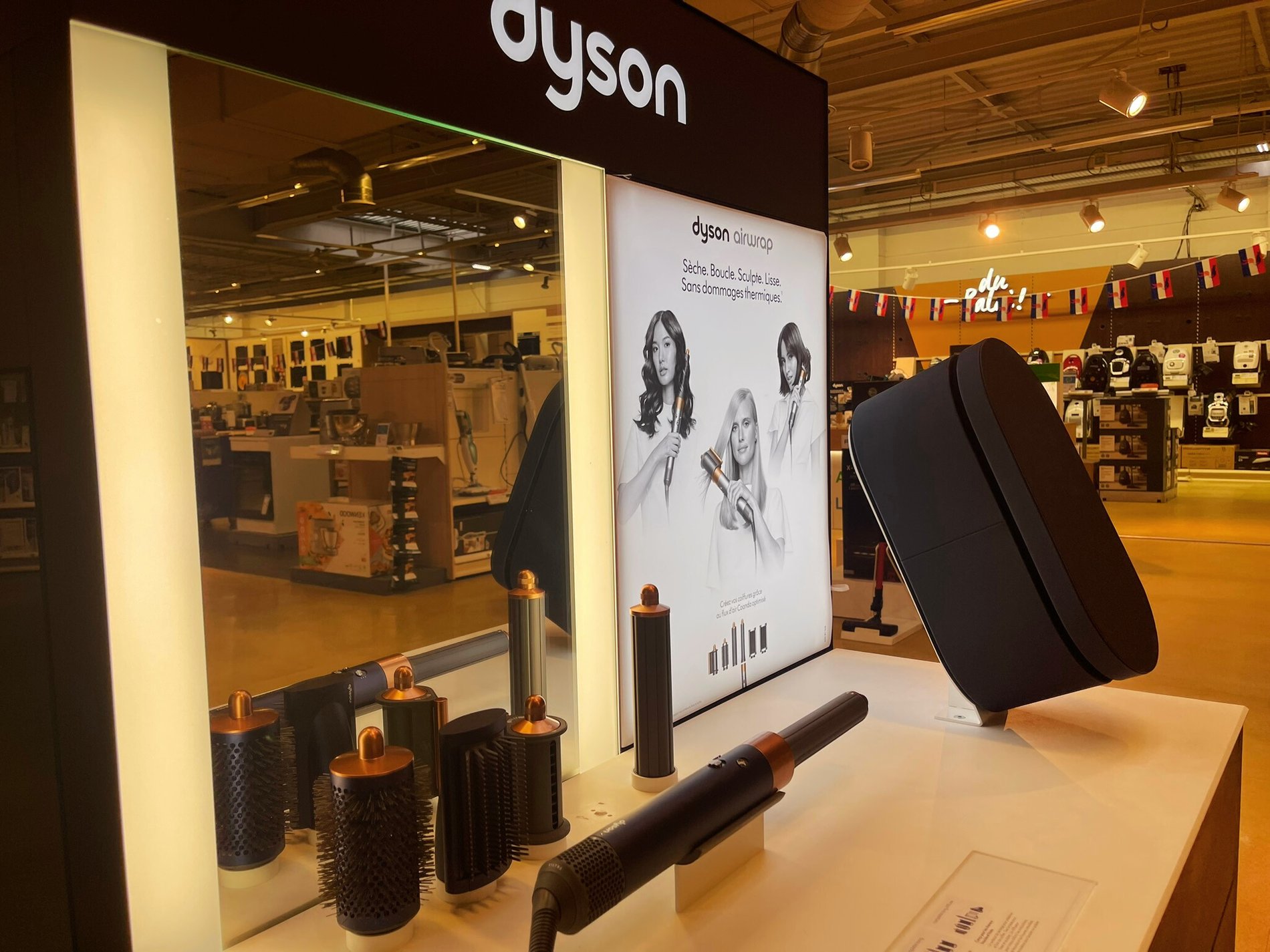 Mise en place de la gamme Dyson chez Boulanger Dijon Toison d'Or