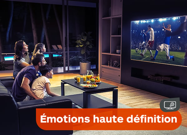 personnes regardant match de football sur un videoprojecteur - magasin boulanger Aubagne