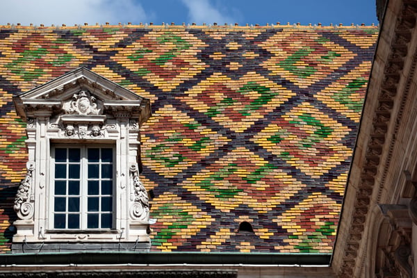 Fenêtre et briques colorées à Beaune