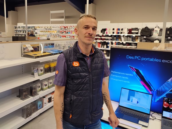 Hugo, vendeur confort du magasin Boulanger Langueux.