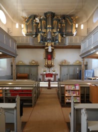 Kirchraum Evangelische Schlosskirche von Bad König. Besonderheiten: Orgel von 1751, Taufstein, Altar, Kanzel in einer Flucht angeordnet.
