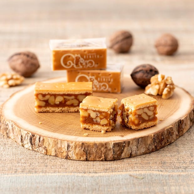 職人の手仕事で丁寧に仕上げられた鎌倉紅谷の定番「クルミッ子」