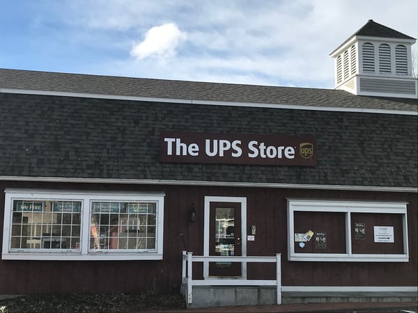 Fachada de The UPS Store Avon