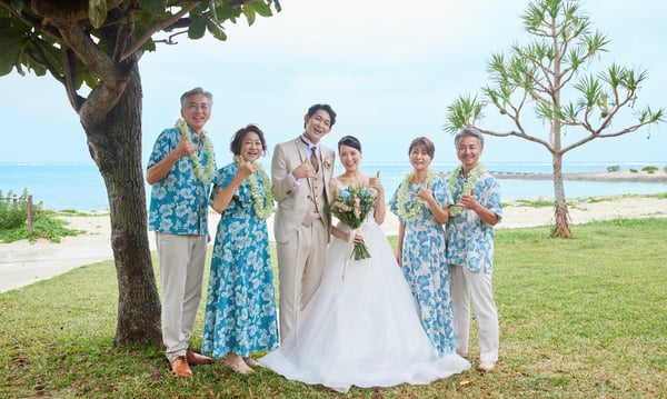 結婚式　お揃い衣装の両家家族