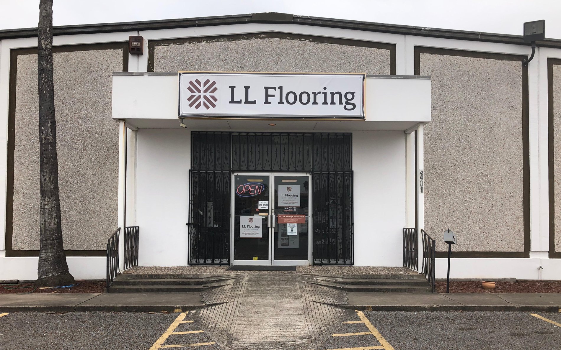 LL Flooring #1125 McAllen | 3401 W Expressway 83 | Storefront