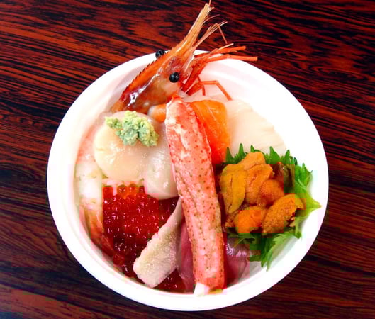 好きな具材をたっぷりのせたゴージャスな海鮮丼