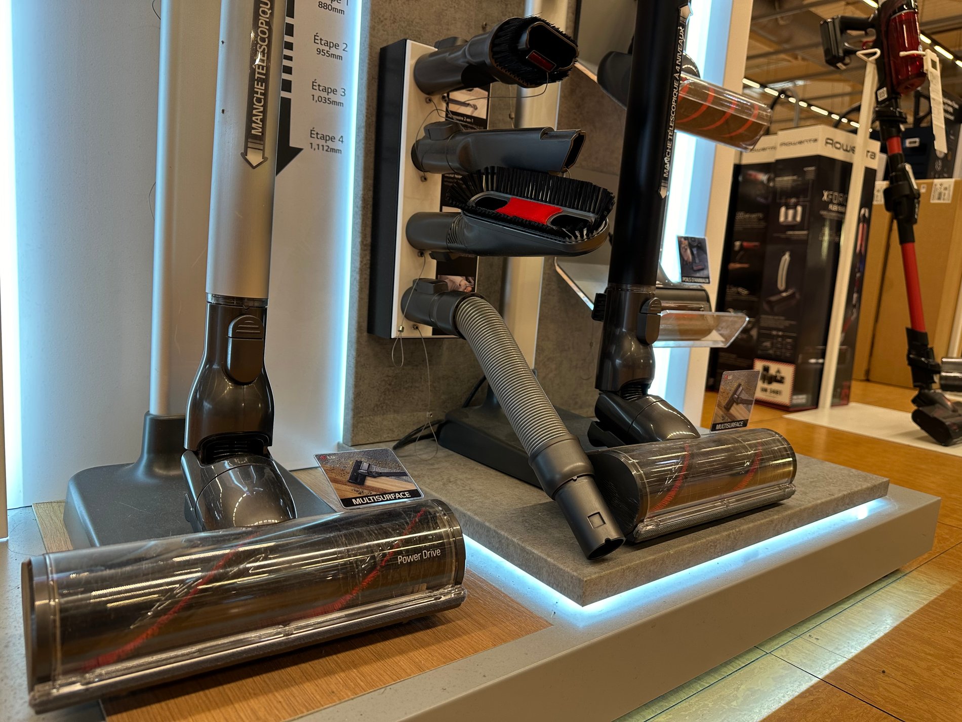 Photo des brosses de l'aspirateur LG Kompressor dans votre magasin Boulanger Creil - Saint Maximin !