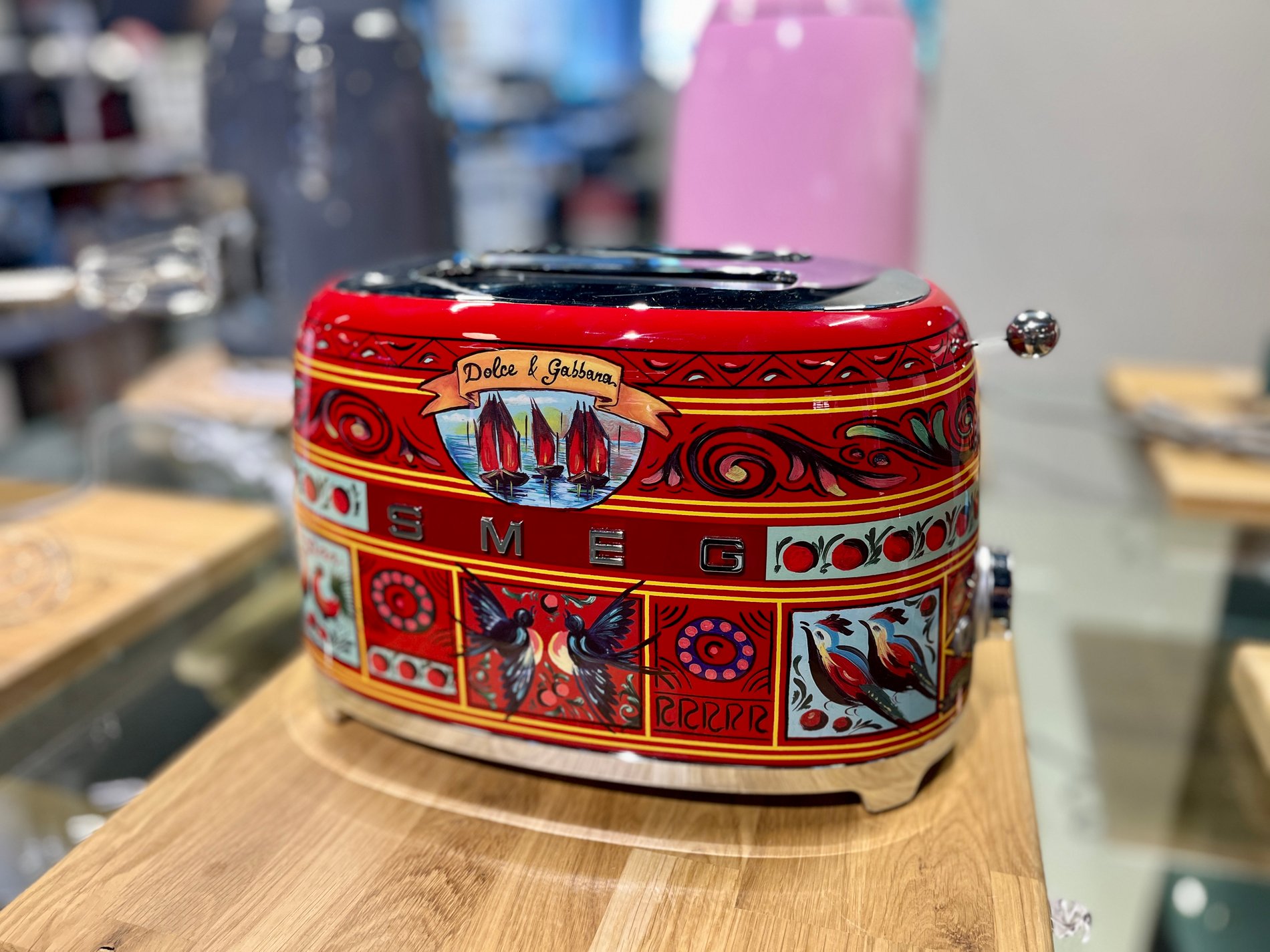 Collaboration Smeg et Dolce Gabana au sein du magasin Boulanger Aix-en-Provence proche de pertuis, Salon de provence, Puyricard, Aix les milles, Venelles et Eguilles.
