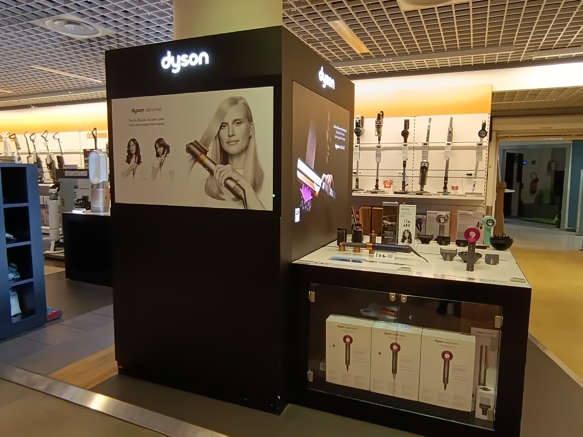 Corner DYSON au magasin Boulanger Lyon - Les Cordeliers