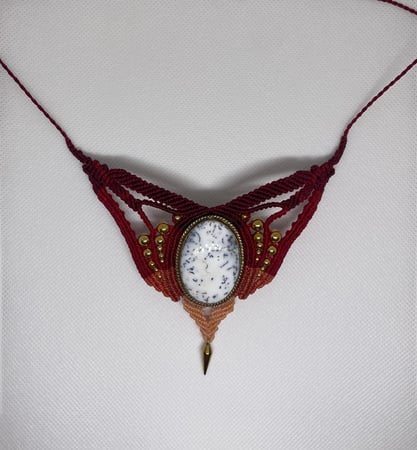 65.- Collier Ancrage. L'Agate Dendritique est une pierre qui apporte la connaissance de notre Terre-Mère et renforce le lien avec elle. Pierre d’ancrage, elle est associée au chakra du cœur, plexus solaire et racine. Nettoyage-eau. Recharge -soleil