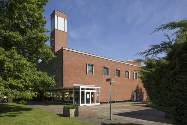 Ein modernes Kirchengebäude aus Backstein.