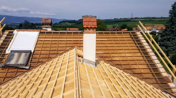 Rénovation d'une toiture (changement de l'isolation, Sous-couverture isolante et étanche, changement de la sous-construction, changement de la couverture), à Chavornay