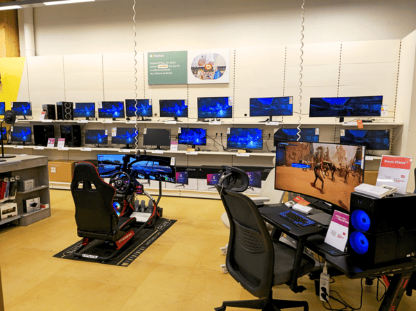 Le rayon gamer chez Boulanger Chambéry avec tous les périphériques importants comme les claviers, souris gamer et casques gaming