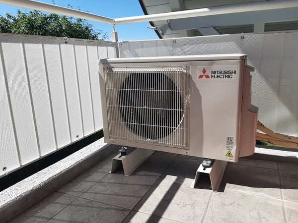 Sehr leise Mitsubishi Split Klimageräte / Wohnhaus auf Balkon